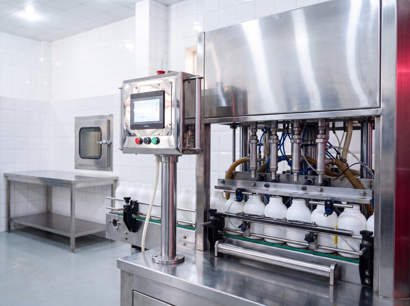 Automatic liquid filling line in a dedicated clean room